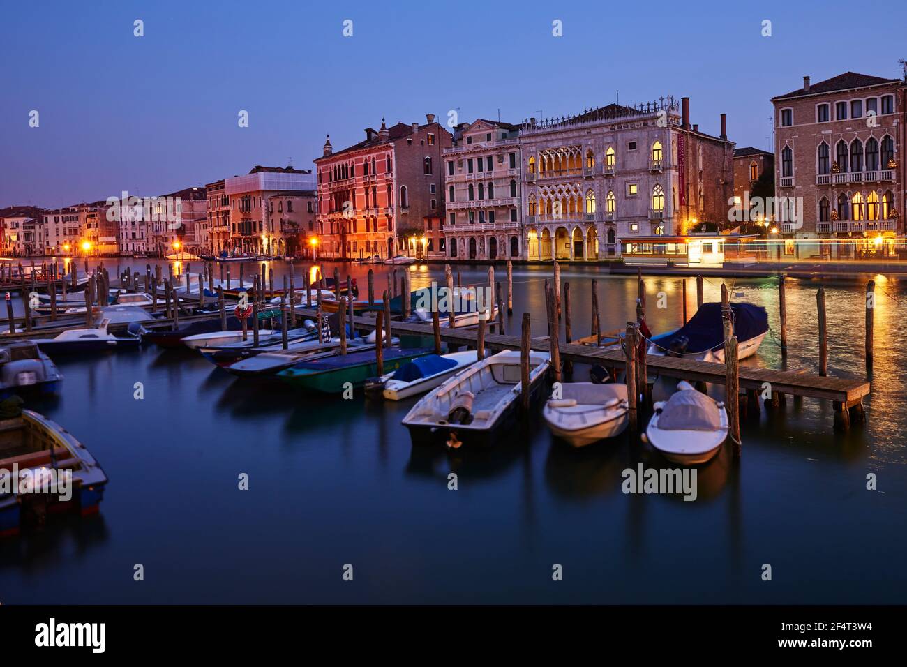 Geographie / Reisen, Italien, Venedig, Boote am Ufer des Canal Grande, Additional-Rights-Clearance-Info-not-available Stockfoto