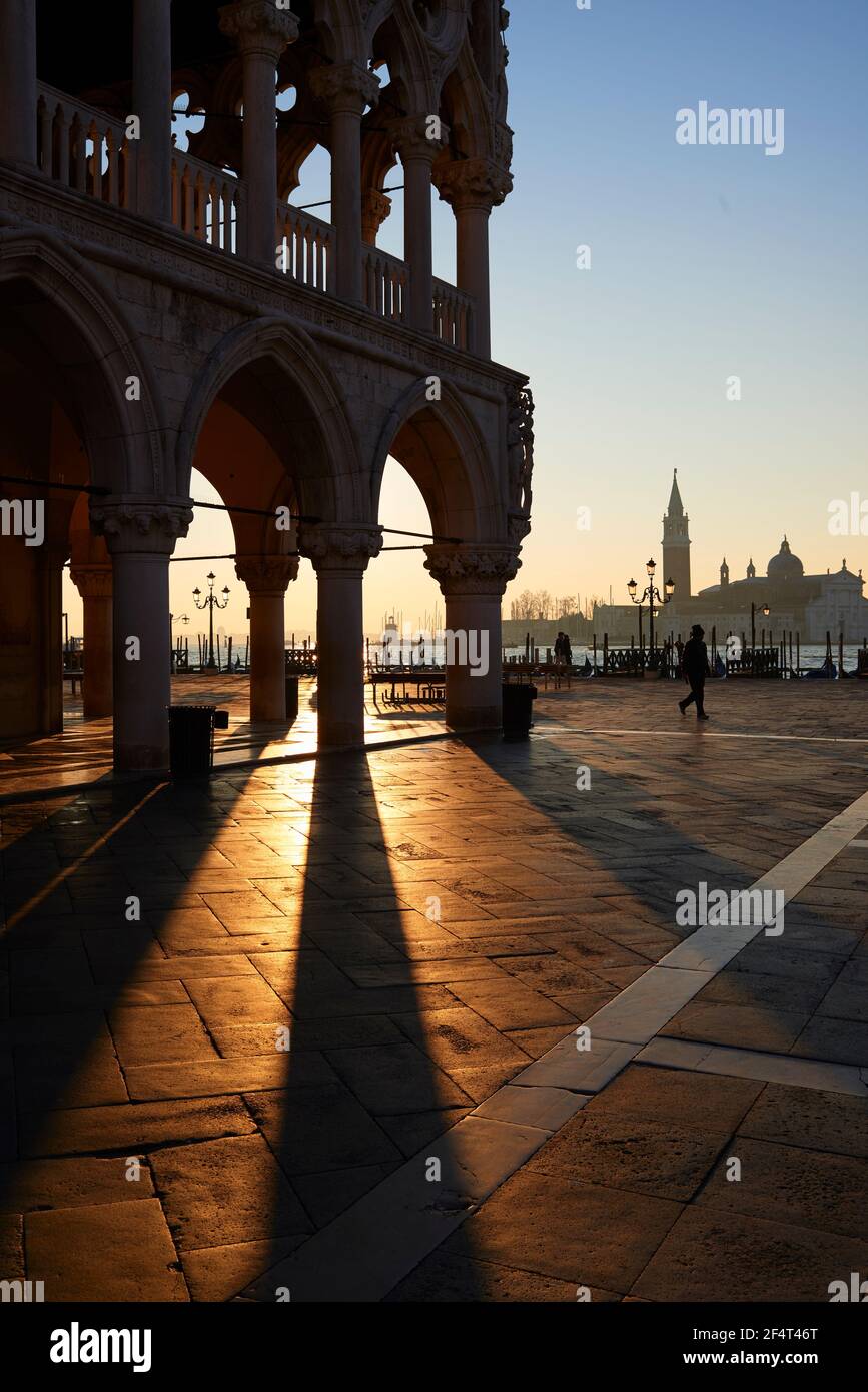 Geographie / Reisen, Italien, Venedig, Dogenpalast im Hinterlicht, Additional-Rights-Clearance-Info-not-available Stockfoto