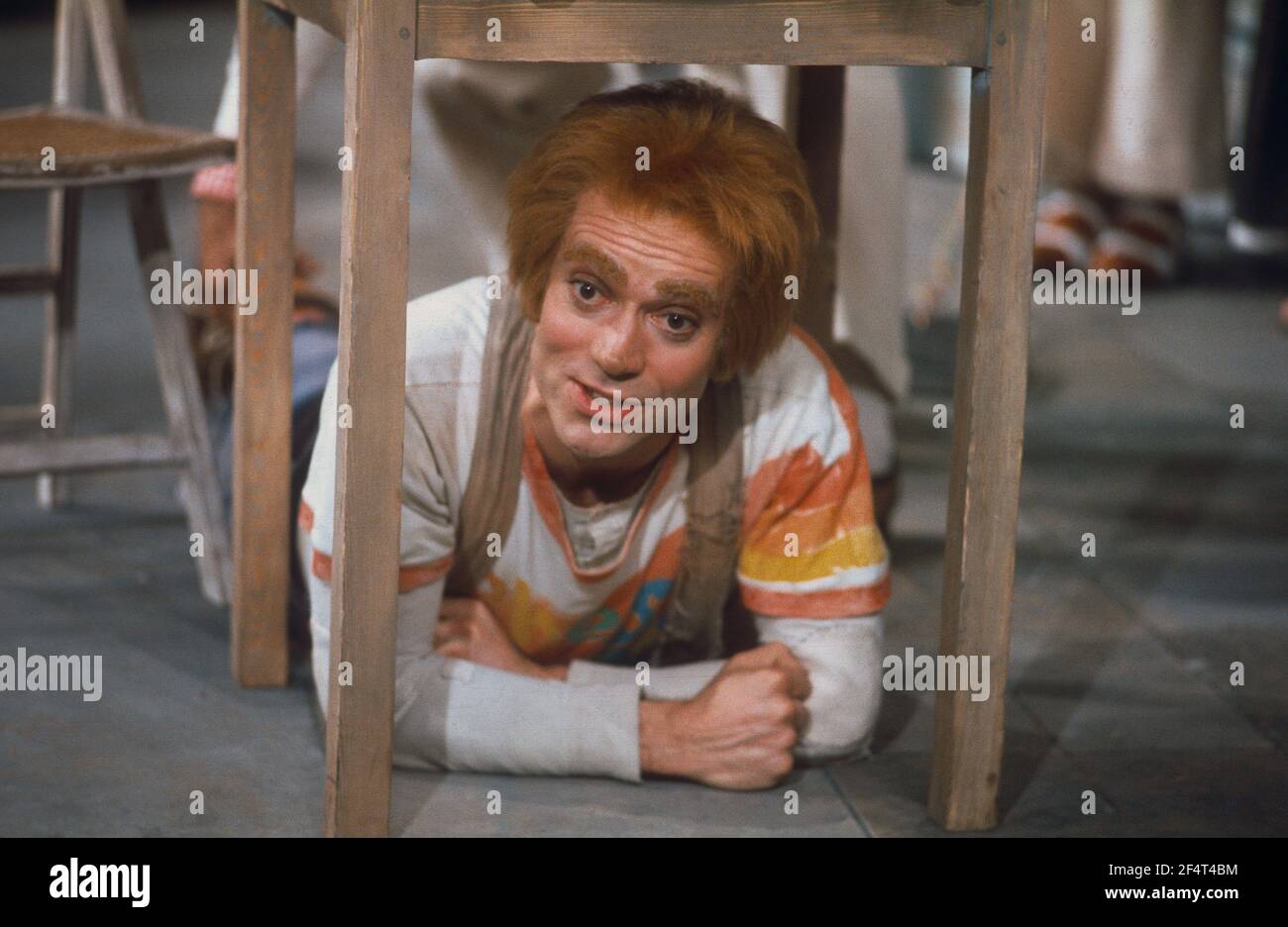 Die RSC-Besetzung in Aktion während der ATV-FERNSEHNETZPRODUKTION von Trevor Nunns musikalischer Adaption für das Fernsehen, KOMÖDIE DER FEHLER von William Shakespeare im Royal Shakespeare Theatre, Stratford-upon-Avon. Darsteller: Judi Dench, Francesca Annis, Michael Williams,- Mike Gwilym, Roger Reed, Nickolas Grace, Griffith Jones, Barbara Shelley, Robin Ellis. Die Aufführung wurde am 18. April 1978 vom Theater national übertragen. Stockfoto