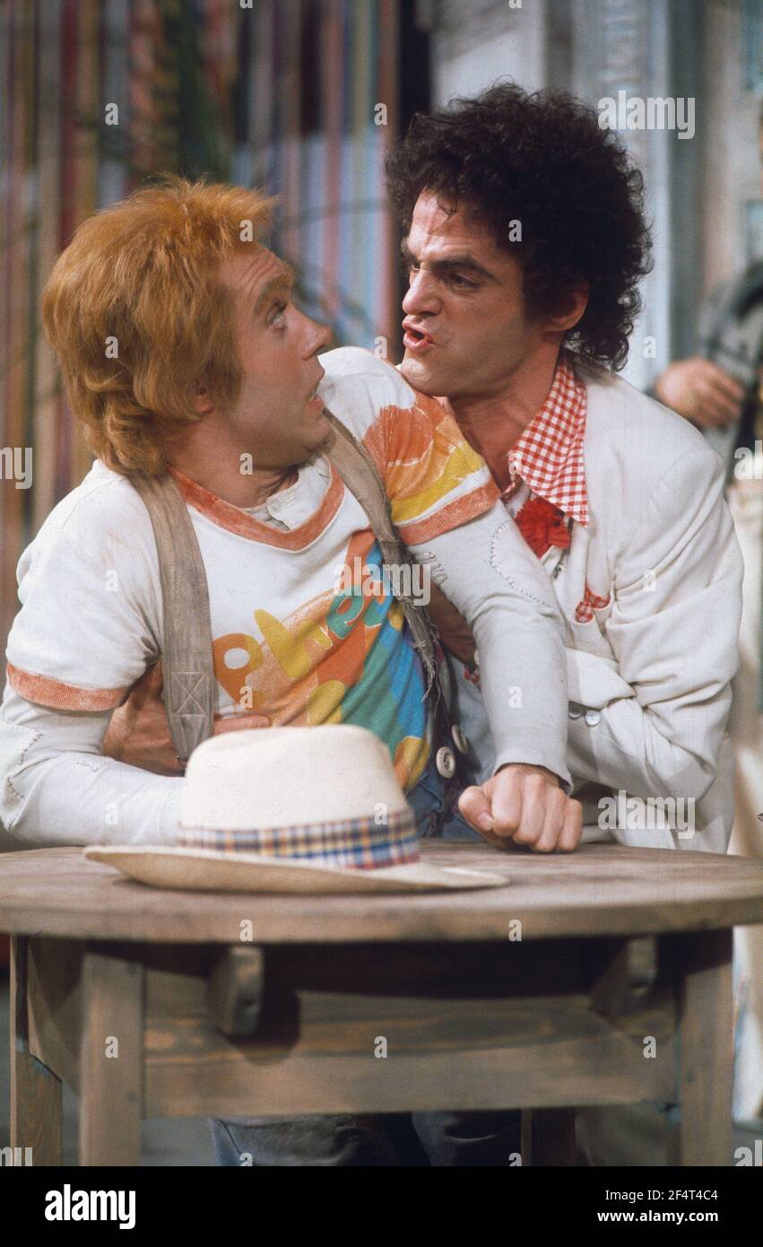 Die RSC-Besetzung in Aktion während der ATV-FERNSEHNETZPRODUKTION von Trevor Nunns musikalischer Adaption für das Fernsehen, KOMÖDIE DER FEHLER von William Shakespeare im Royal Shakespeare Theatre, Stratford-upon-Avon. Darsteller: Judi Dench, Francesca Annis, Michael Williams,- Mike Gwilym, Roger Reed, Nickolas Grace, Griffith Jones, Barbara Shelley, Robin Ellis. Die Aufführung wurde am 18. April 1978 vom Theater national übertragen. Stockfoto