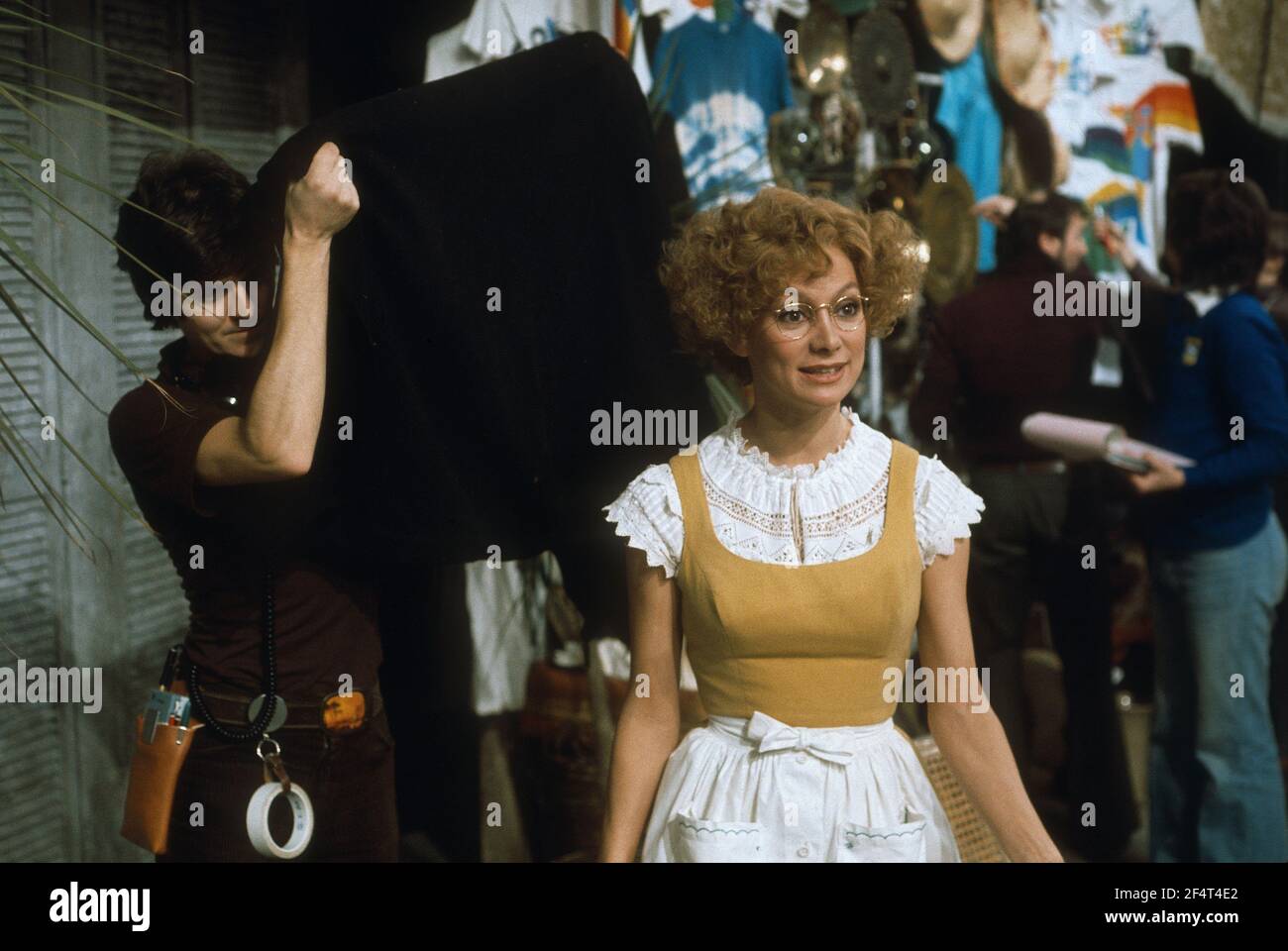 Die RSC-Besetzung in Aktion während der ATV-FERNSEHNETZPRODUKTION von Trevor Nunns musikalischer Adaption für das Fernsehen, KOMÖDIE DER FEHLER von William Shakespeare im Royal Shakespeare Theatre, Stratford-upon-Avon. Darsteller: Judi Dench, Francesca Annis, Michael Williams,- Mike Gwilym, Roger Reed, Nickolas Grace, Griffith Jones, Barbara Shelley, Robin Ellis. Die Aufführung wurde am 18. April 1978 vom Theater national übertragen. Stockfoto