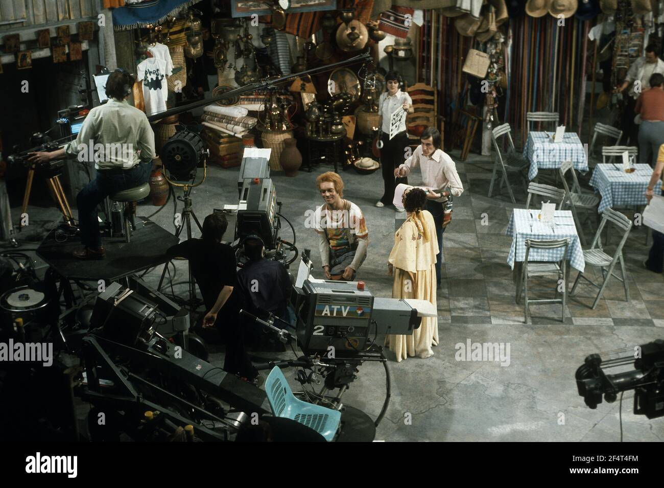 Die RSC-Besetzung in Aktion während der ATV-FERNSEHNETZPRODUKTION von Trevor Nunns musikalischer Adaption für das Fernsehen, KOMÖDIE DER FEHLER von William Shakespeare im Royal Shakespeare Theatre, Stratford-upon-Avon. Darsteller: Judi Dench, Francesca Annis, Michael Williams,- Mike Gwilym, Roger Reed, Nickolas Grace, Griffith Jones, Barbara Shelley, Robin Ellis. Die Aufführung wurde am 18. April 1978 vom Theater national übertragen. Stockfoto