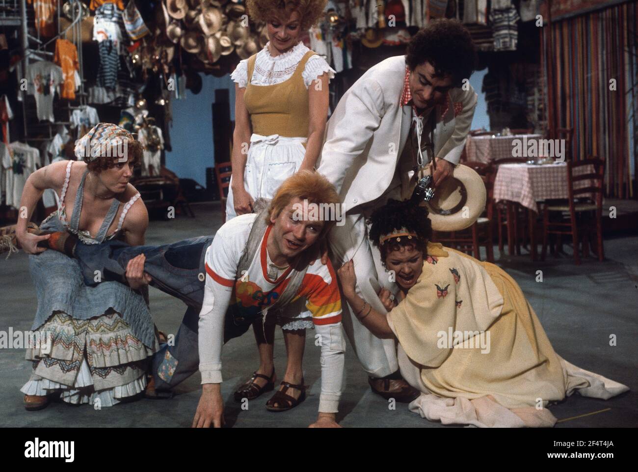 Die RSC-Besetzung in Aktion während der ATV-FERNSEHNETZPRODUKTION von Trevor Nunns musikalischer Adaption für das Fernsehen, KOMÖDIE DER FEHLER von William Shakespeare im Royal Shakespeare Theatre, Stratford-upon-Avon. Darsteller: Judi Dench, Francesca Annis, Michael Williams,- Mike Gwilym, Roger Reed, Nickolas Grace, Griffith Jones, Barbara Shelley, Robin Ellis. Die Aufführung wurde am 18. April 1978 vom Theater national übertragen. Stockfoto