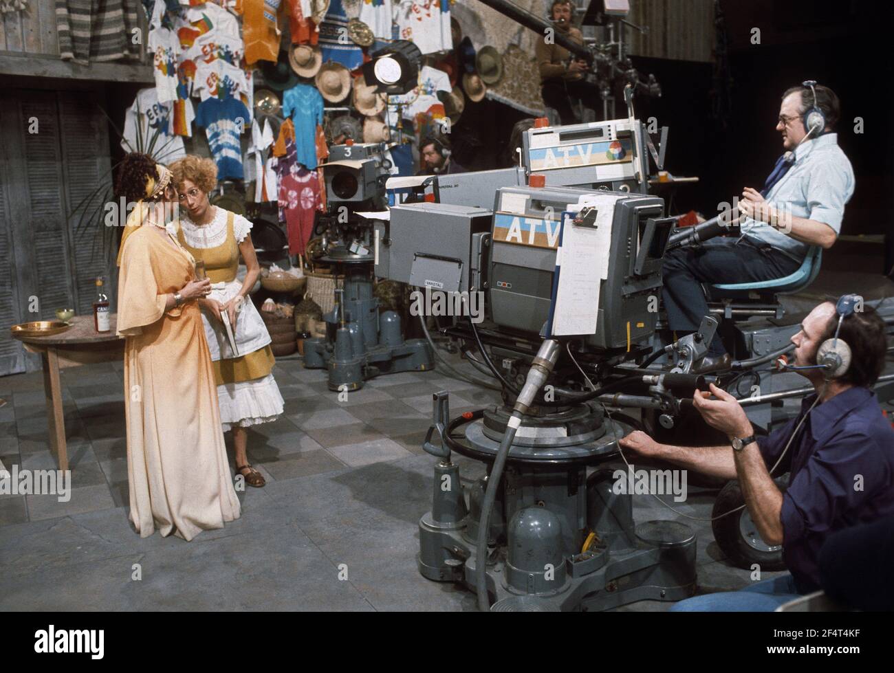 Die RSC-Besetzung in Aktion während der ATV-FERNSEHNETZPRODUKTION von Trevor Nunns musikalischer Adaption für das Fernsehen, KOMÖDIE DER FEHLER von William Shakespeare im Royal Shakespeare Theatre, Stratford-upon-Avon. Darsteller: Judi Dench, Francesca Annis, Michael Williams,- Mike Gwilym, Roger Reed, Nickolas Grace, Griffith Jones, Barbara Shelley, Robin Ellis. Die Aufführung wurde am 18. April 1978 vom Theater national übertragen. Stockfoto