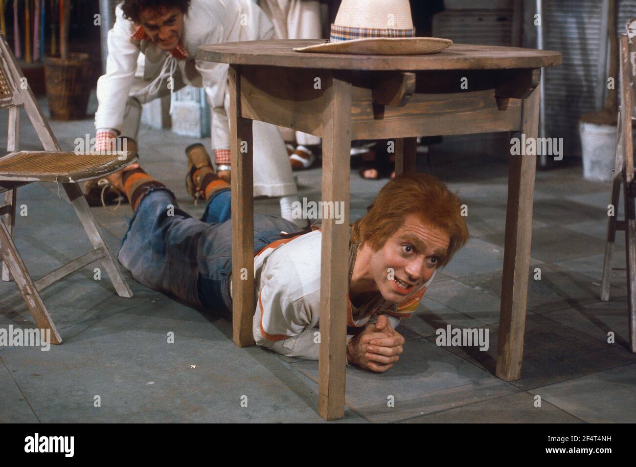 Die RSC-Besetzung in Aktion während der ATV-FERNSEHNETZPRODUKTION von Trevor Nunns musikalischer Adaption für das Fernsehen, KOMÖDIE DER FEHLER von William Shakespeare im Royal Shakespeare Theatre, Stratford-upon-Avon. Darsteller: Judi Dench, Francesca Annis, Michael Williams,- Mike Gwilym, Roger Reed, Nickolas Grace, Griffith Jones, Barbara Shelley, Robin Ellis. Die Aufführung wurde am 18. April 1978 vom Theater national übertragen. Stockfoto