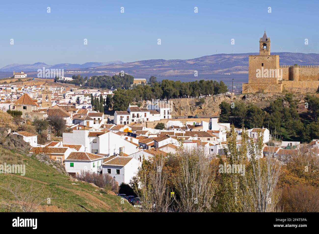 Antequera, Provinz Malaga, Andalusien, Südspanien. Blick über die Stadt auf die Burg. Stockfoto