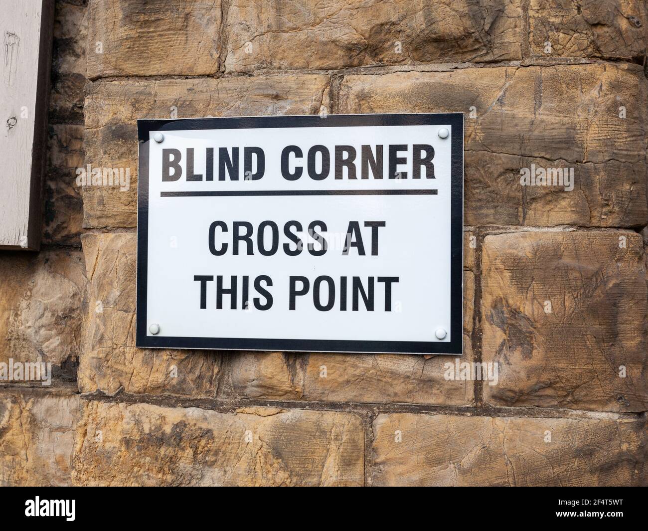 Skurrile Blind Ecke Kreuz an diesem Punkt Zeichen auf ein Wand Stockfoto