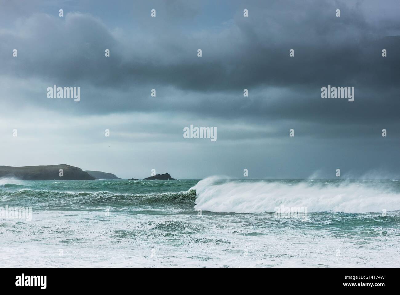 Wellen brechen in starkem Offshore-Wind in Fistral Bay in Newquay in Cornwall. Stockfoto