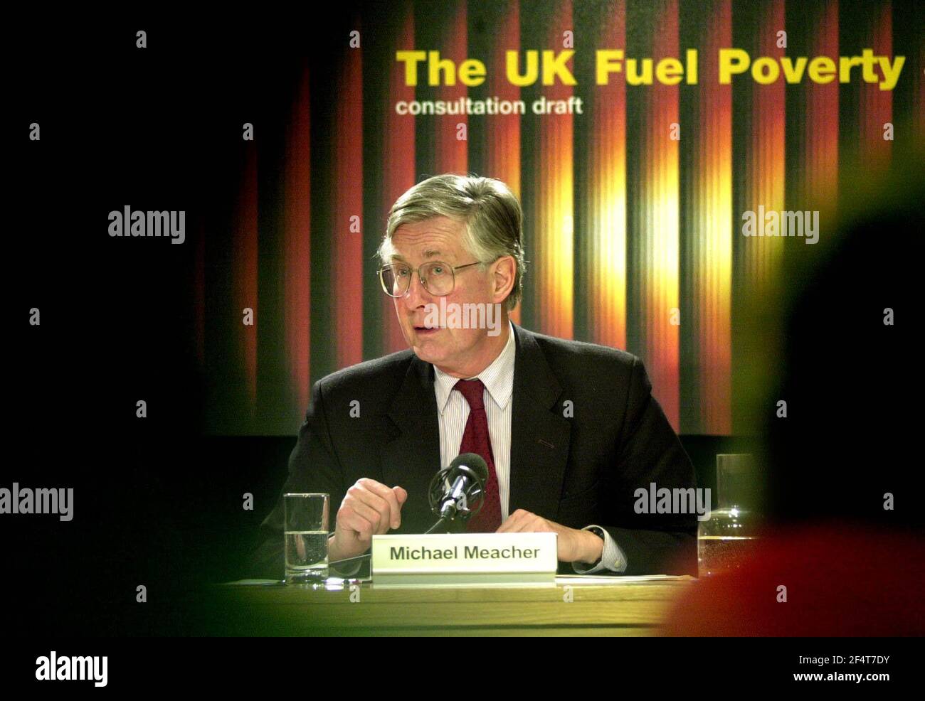 UMWELTMINISTER MICHAEL MEECHER FEBRUAR 2001SPEAKING HEUTE MIT BEZUG AUF DAS ZIEL, DIE BRENNSTOFFARMUT ZU BEENDEN UND SICHERZUSTELLEN, DASS BIS 2010 KEIN HAUSHALT IM VEREINIGTEN KÖNIGREICH GEFAHR FÜR DIE GESUNDHEIT DURCH EIN KALTES ZUHAUSE. Stockfoto