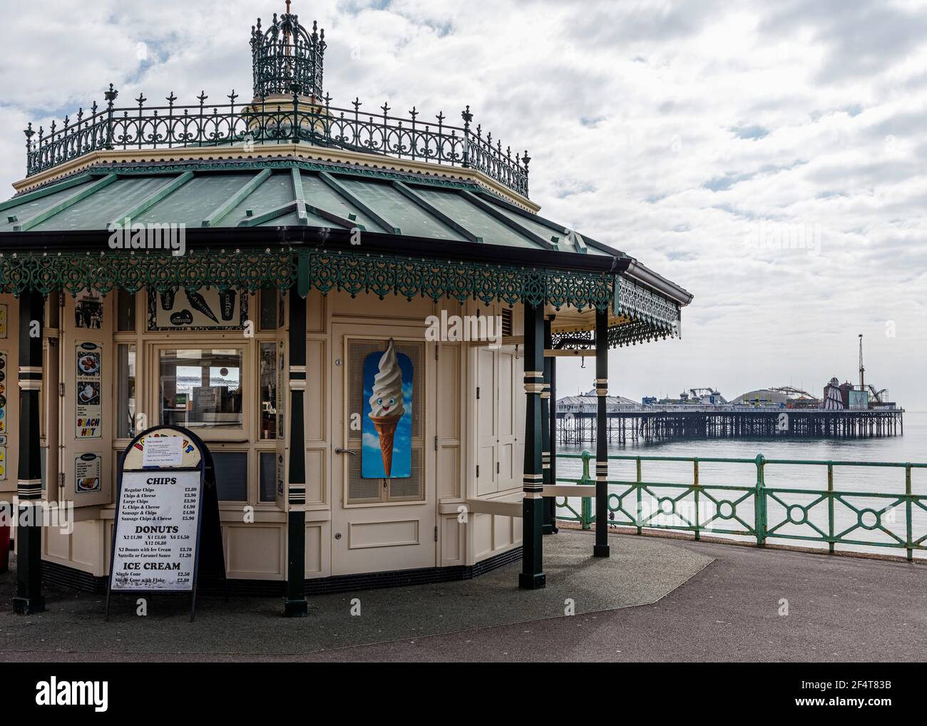 Ein Imbissstand, der während der Sperre an der Brighton Promenade zum Mitnehmen geöffnet ist Stockfoto