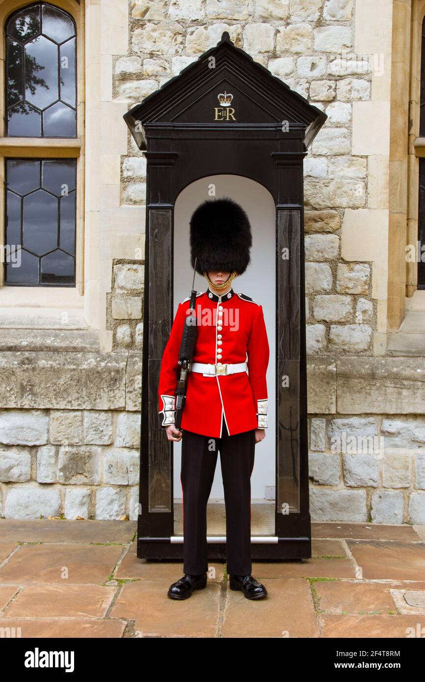 London, Vereinigtes Königreich - 13. September 2011: Eine junge irische Garde am Tower of London, einer historischen Burg am Nordufer des Flusses Tham Stockfoto