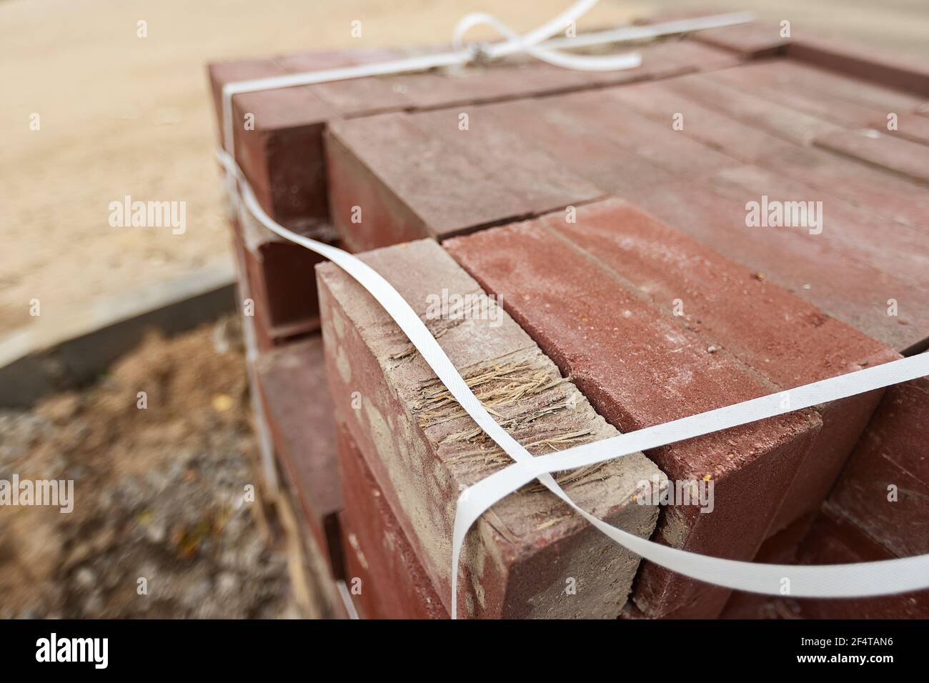 Schlecht durchgeführte Straßenreparaturen. Austausch des alten Bordsteines durch einen neuen Stockfoto