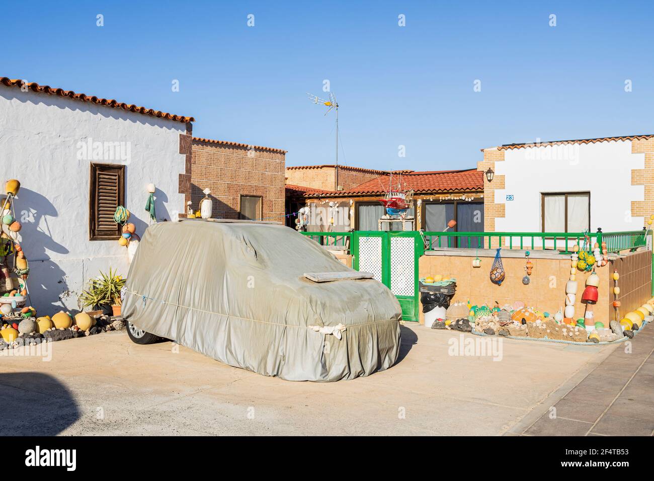 Auto in eine Plane gewickelt, um es vor dem Wind geblasen Sand in Caleta de Fuste, Fuerteventura, Kanarische Inseln, Spanien zu schützen, Stockfoto