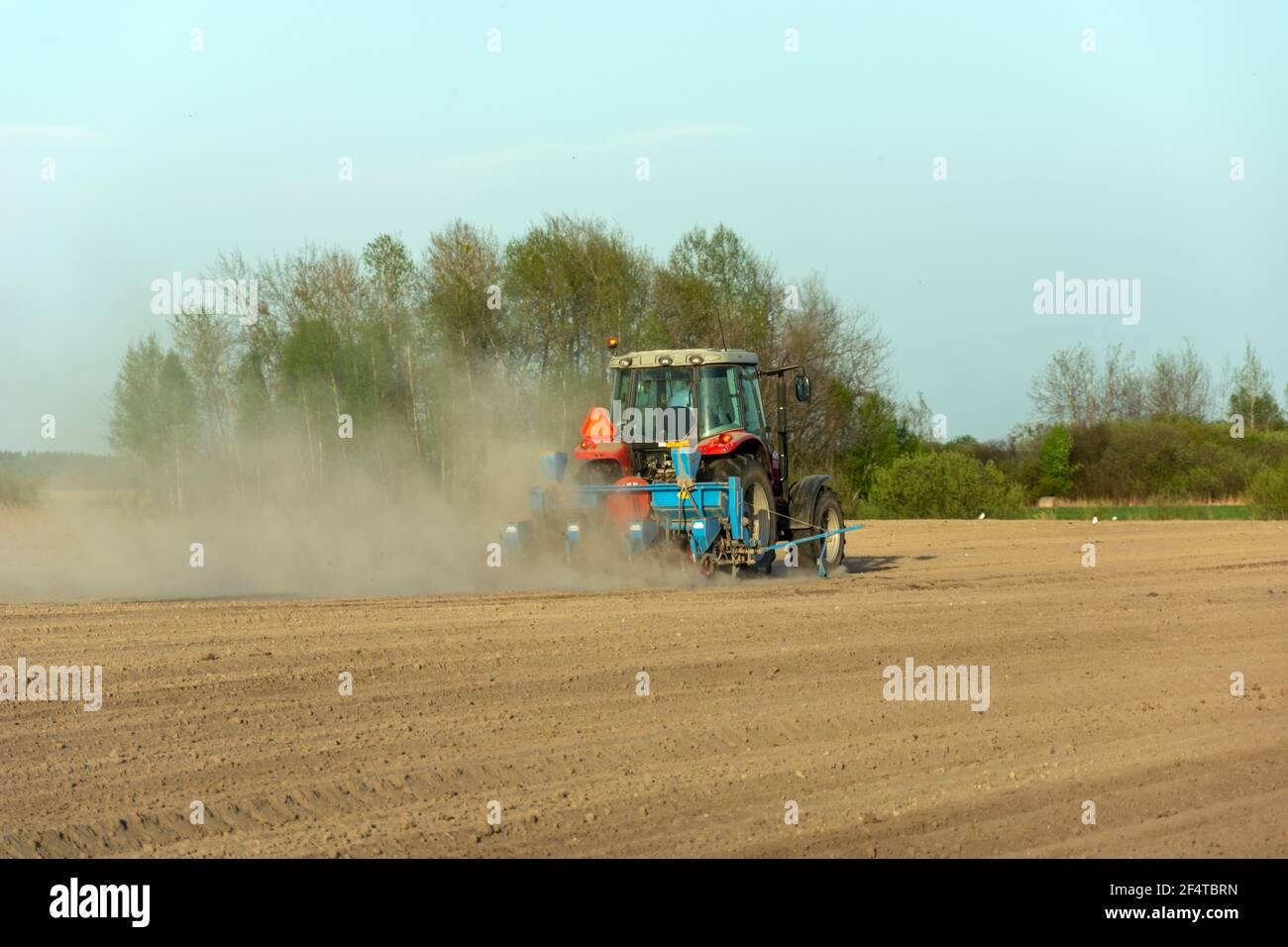 Nowiny, Lubelskie, Polen - 26. April 2019: Feldarbeiten im trockenen Frühjahr mit einem landwirtschaftlichen Traktor Stockfoto