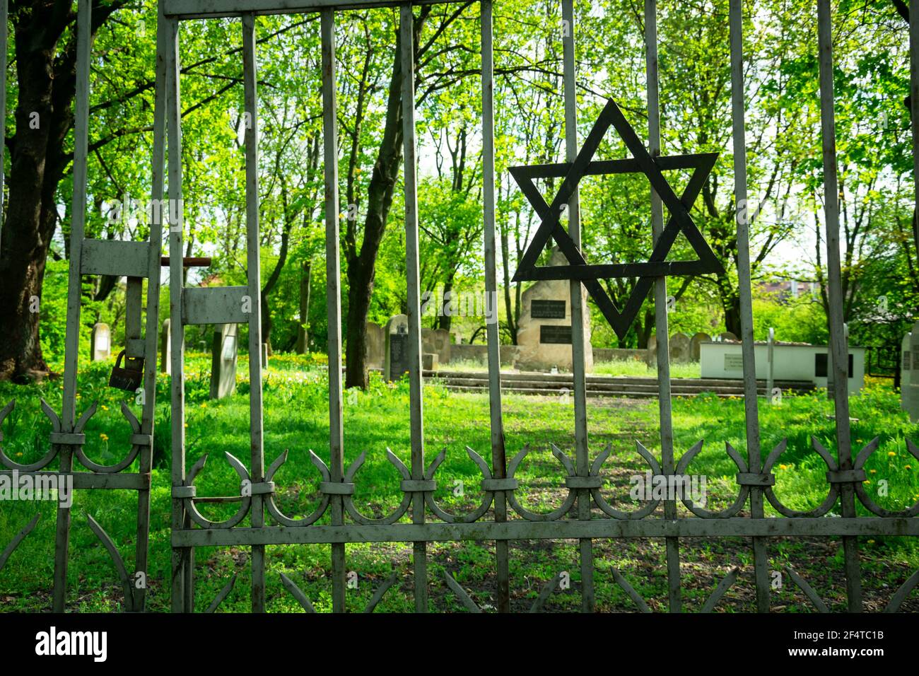 Chelm, Lubelskie, Polen - 01. Mai 2019: Davidstern am alten Tor des jüdischen Friedhofs in der Stadt Chelm Stockfoto