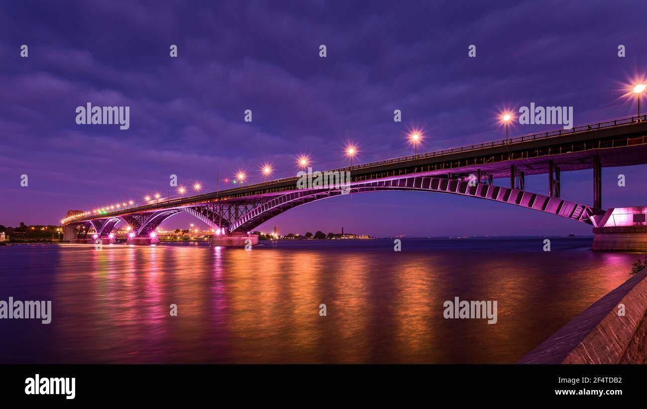 Peace Bridge. Malerische, begehbare und befahrbare Brücke, die die Vereinigten Staaten und Kanada verbindet. Stockfoto