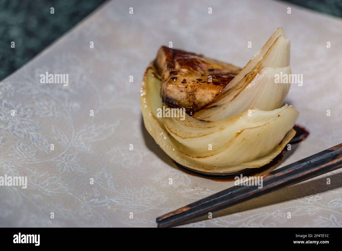 Gegrillte Entenleber & weiße Zwiebel bei einem Teppanyaki Restaurant Stockfoto