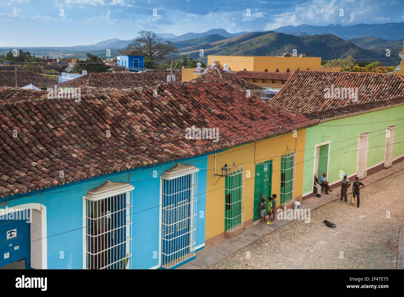 Kuba, Trinidad, Blick auf die Straße, die zum Musuem National de la Luncha führt Contra Bandidos - ehemaliges Kloster von San Francisco de Asísi Stockfoto