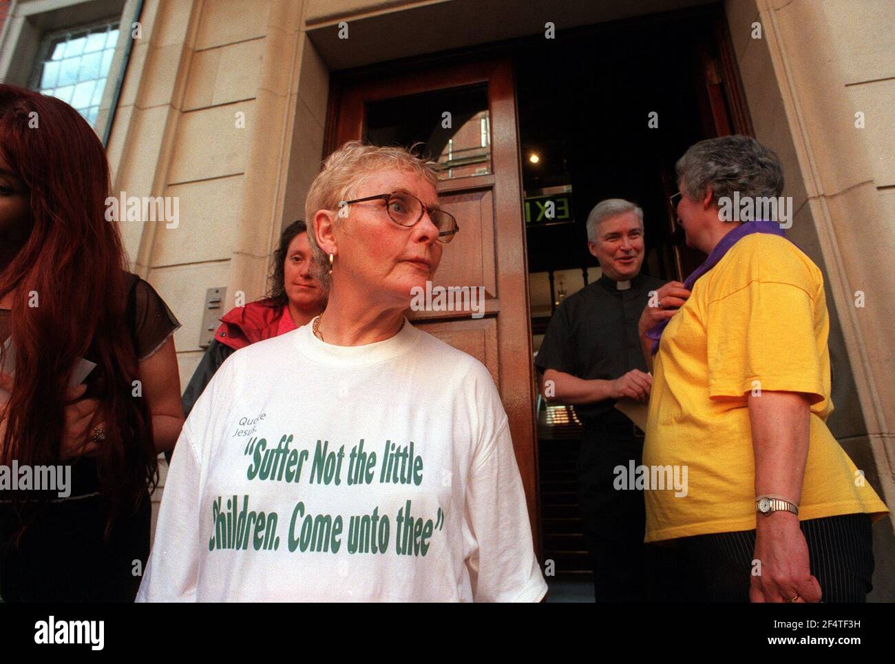 Ein marsch im Namen der Namen, der Überlebenden und Opfer von geistlichem Missbrauch endete im Haus des Erzbischofs von Westminster, wo ein Brief an seinen Privatsekretär, P. James Curry, überreicht wurde. Er bat um eine Reihe von Treffen, um den Wandel in der katholischen Kirche zu diskutieren. Pater Curry sprach mit der Delegation. Die weiße Frau an der Vorderseite ist Maggie Chapman, die in einem Klosterwaisenhaus von Nonnen psychisch und körperlich misshandelt wurde. Stockfoto