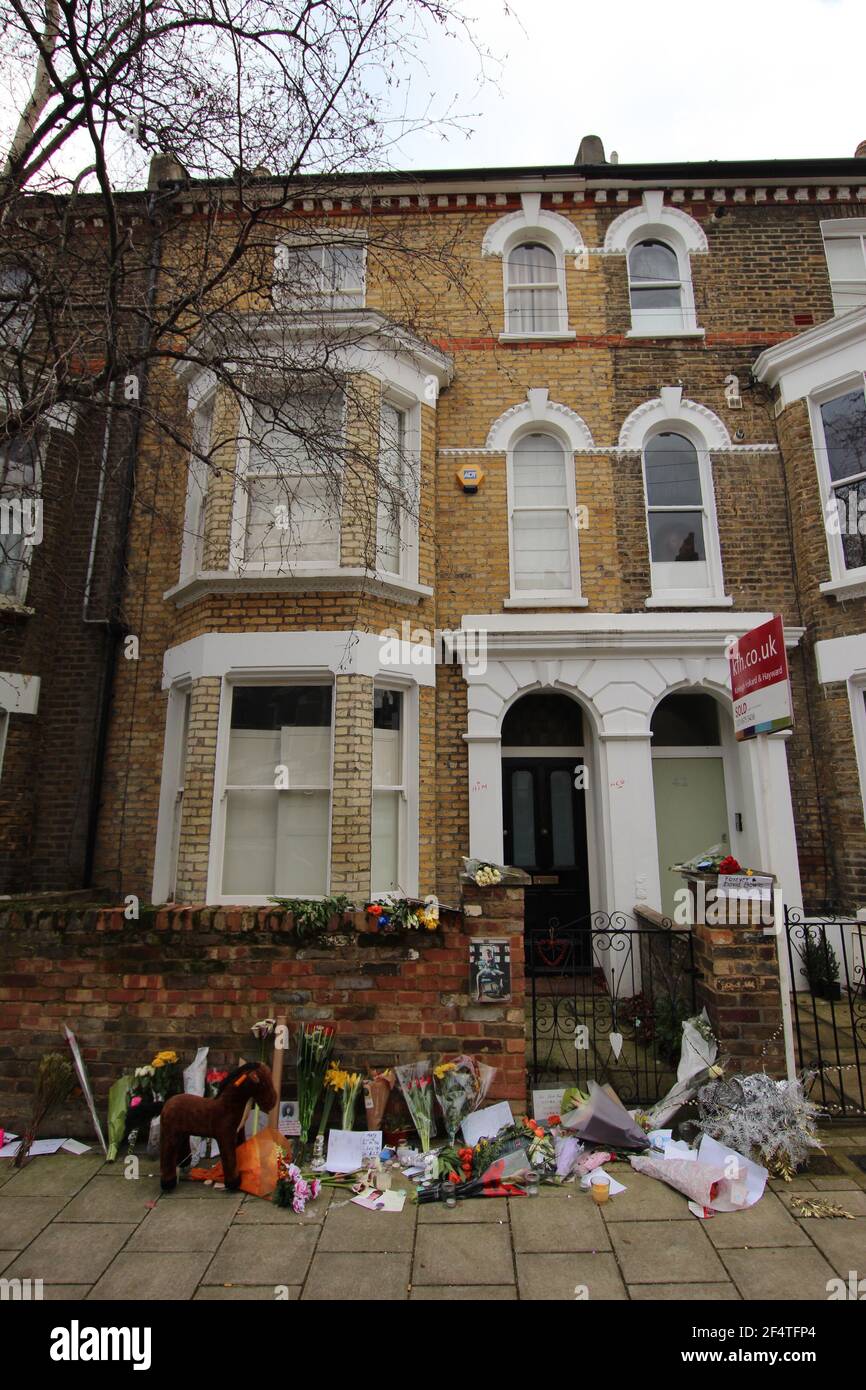 LONDON, UK - JANUAR 12 2016: Blumen in Erinnerung an David Bowie vor dem Kinderheim des Musikers in Brixton, nach seinem Tod Stockfoto
