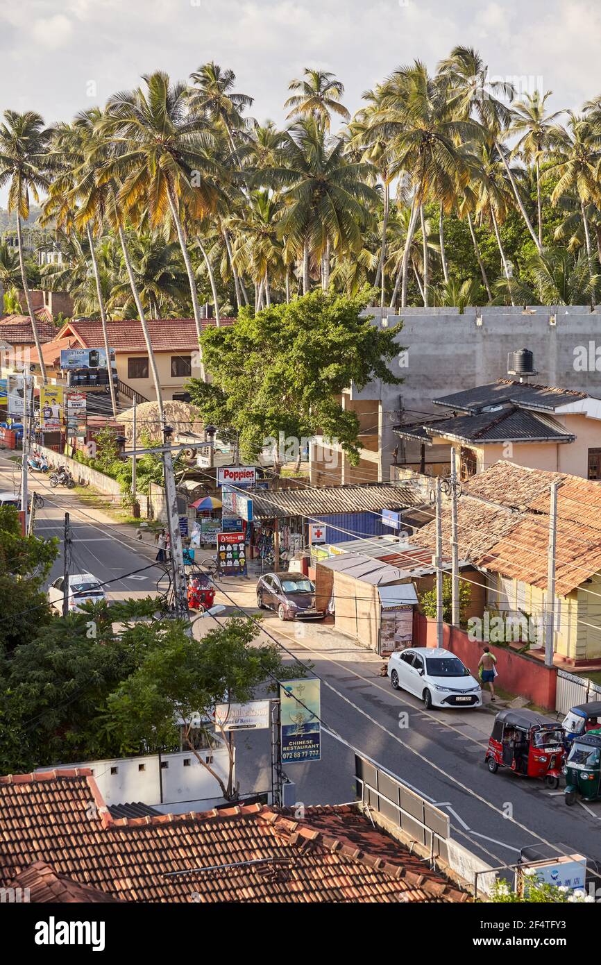 Mirissa, Sri Lanka - 24. Dezember 2019: Hauptstraße von Mirissa, einer der Sri Lanka Top Reiseziele. Stockfoto