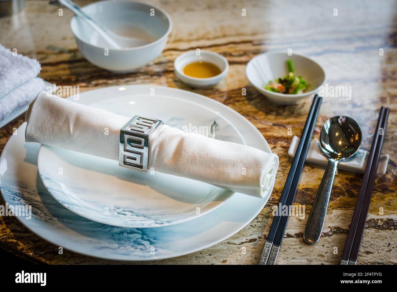 Schöne china Porzellan chinesischen feinen Essgeschirr mit Essstäbchen und Serviettenring Stockfoto