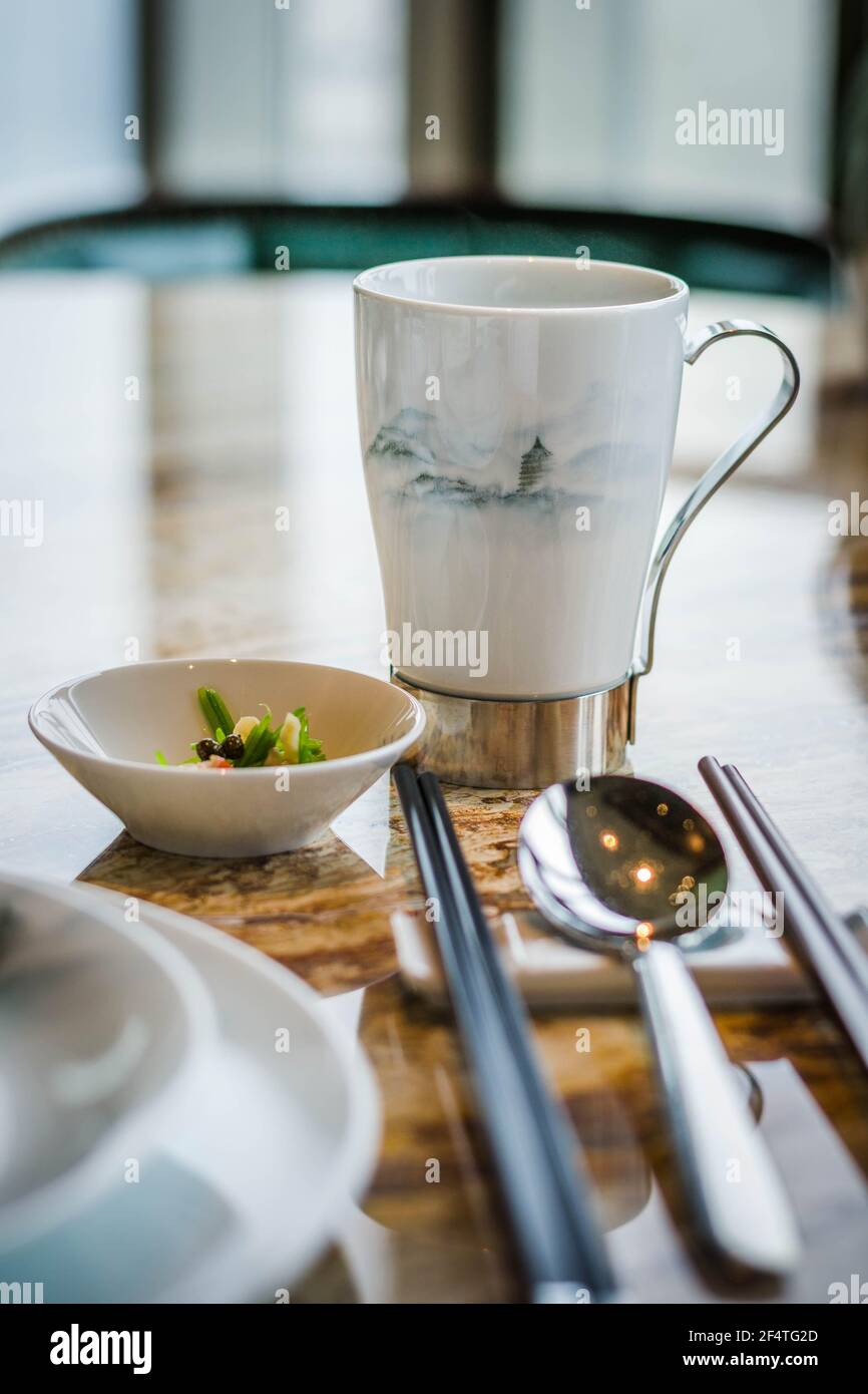 Schöne china Porzellan chinesischen feinen Essgeschirr mit Essstäbchen und Serviettenring Stockfoto