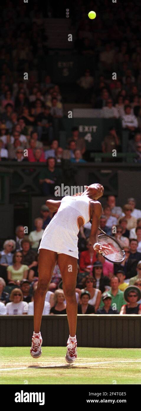 Venus Williams spielt Serena Williams in Wimbledon Juli 2000Venus Williams Im Frauen-Einzel-Match gegen ihre Schwester Serena Williams Stockfoto