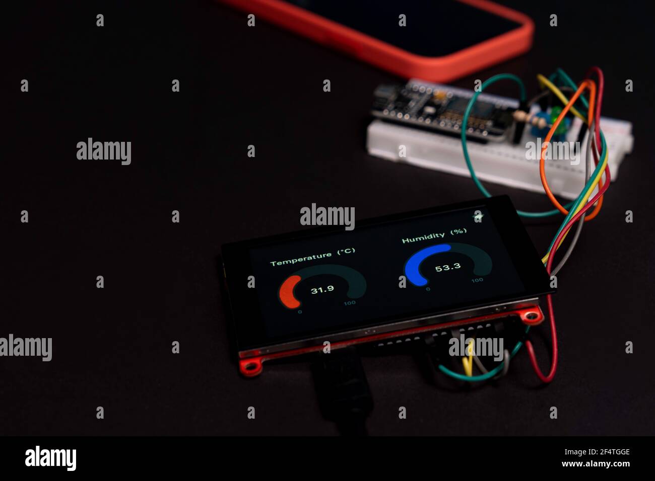 Temperaturdaten und relative Luftfeuchtigkeit über das angeschlossene LCD-Display An den Mikrocontroller und das Experimental Board, um die zu studieren Internet der Dinge o Stockfoto