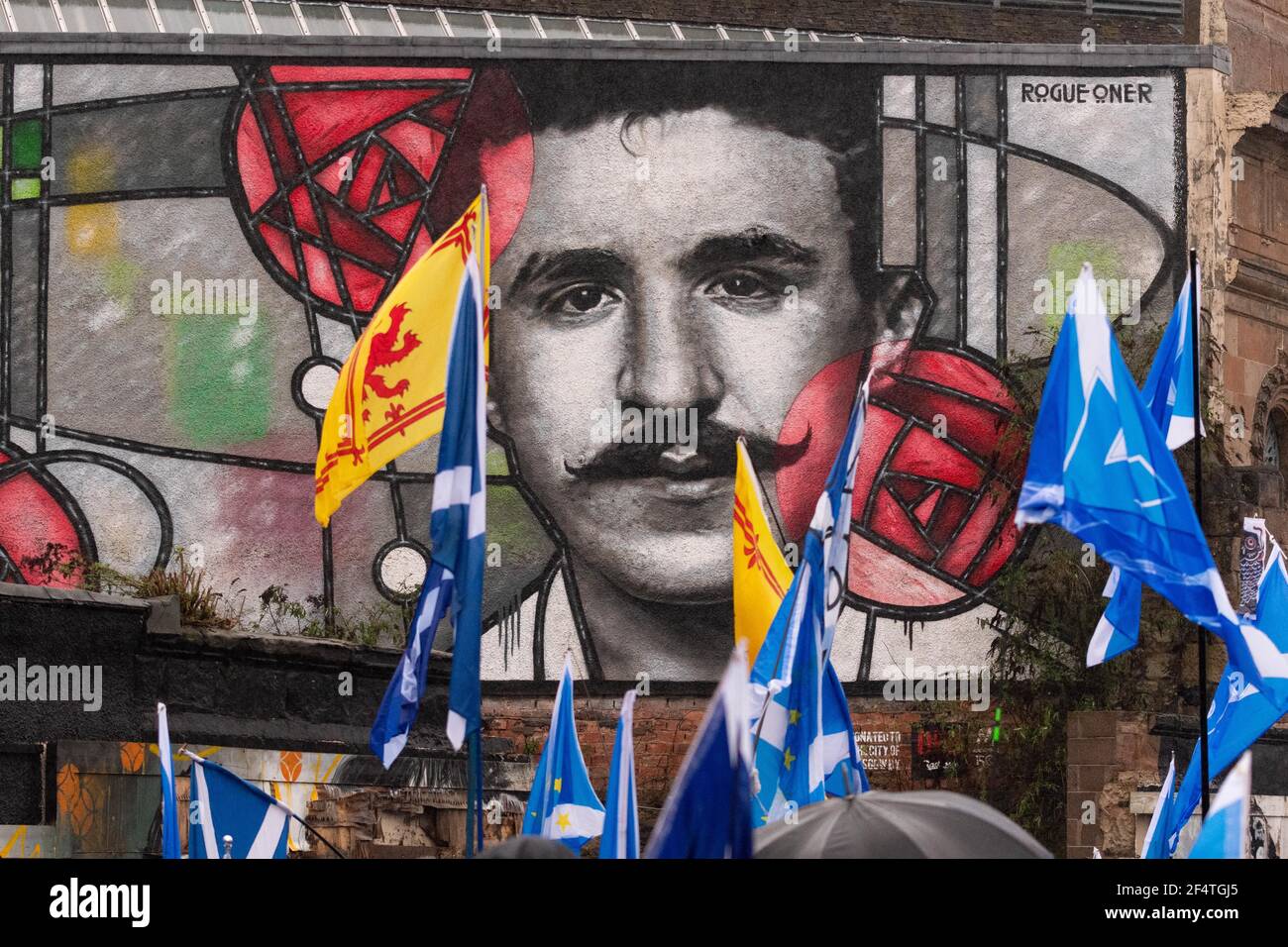 Schottische Unabhängigkeitsbefürworter marschieren am Rennie Mackintosh Wandbild in Glasgow, Schottland, Großbritannien - Januar 2020 Stockfoto