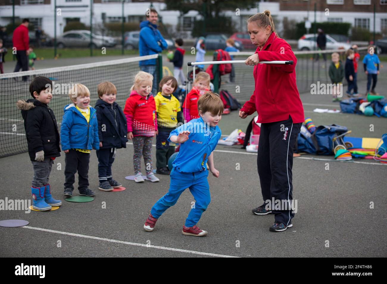 'Playball'-Kinderaktivitätskurs auf Clapham Common, Southwest London, England, Großbritannien Stockfoto