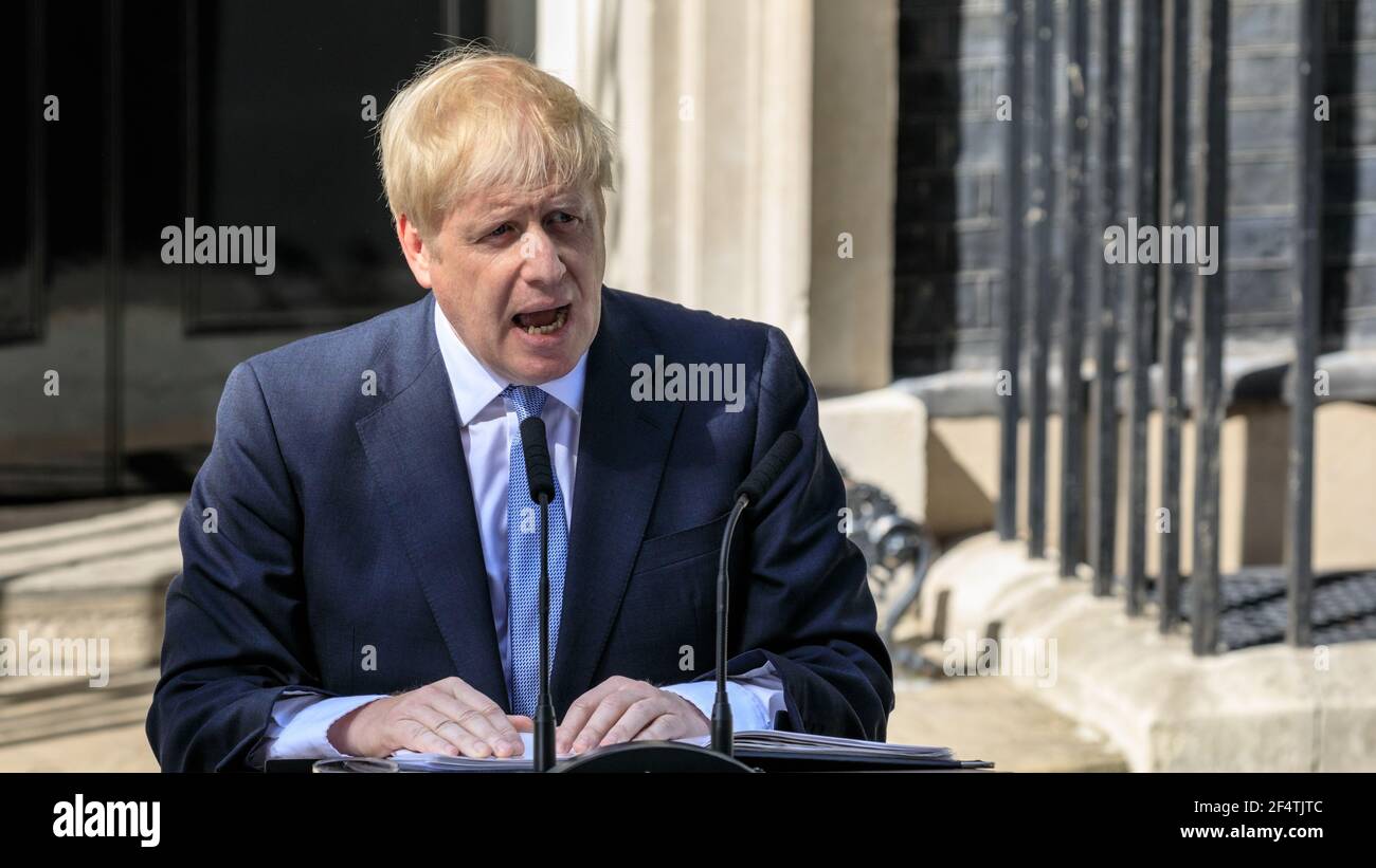 Britischer Premierminister Boris Johnson Rede vor Nr. 10 Downing Street, Westminster, London, Großbritannien Stockfoto