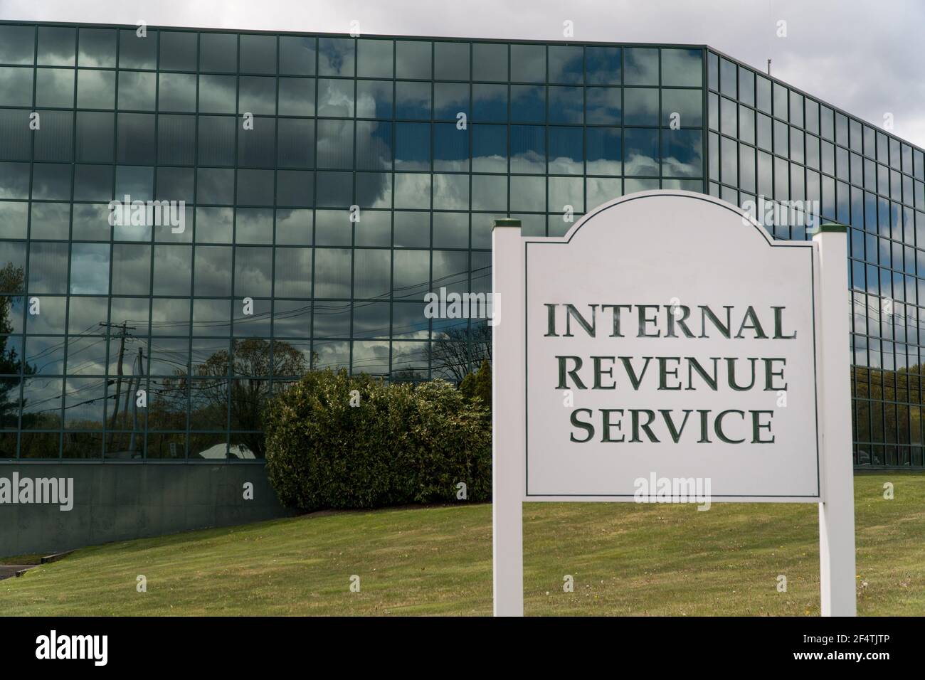 Hauppauge, NY - um 2019: Internal Revenue Service IRS generisches Bürogebäude außen mit weißem Schild außen. Staatliche Behörde, die Einkommen einsammelt Stockfoto