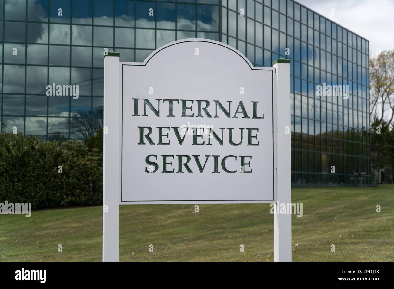 Hauppauge, NY - um 2019: Internal Revenue Service IRS generisches Bürogebäude außen mit weißem Schild außen. Staatliche Behörde, die Einkommen einsammelt Stockfoto