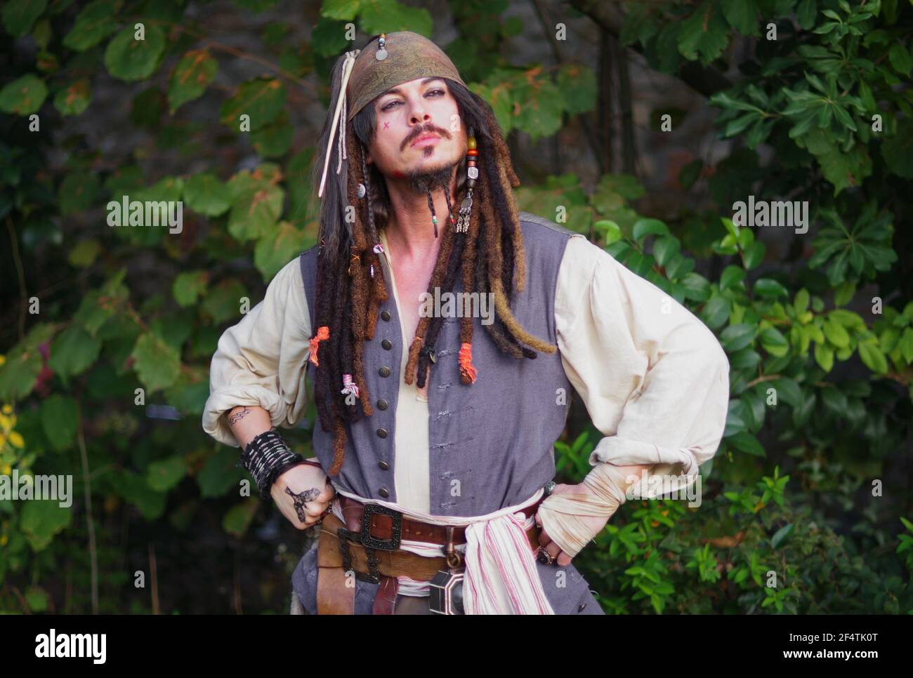 Schauspieler posiert für Fotografen persönlich Cosplay 'Captain Jack Sparrow' Von Pirates of the Caribbean Stockfoto