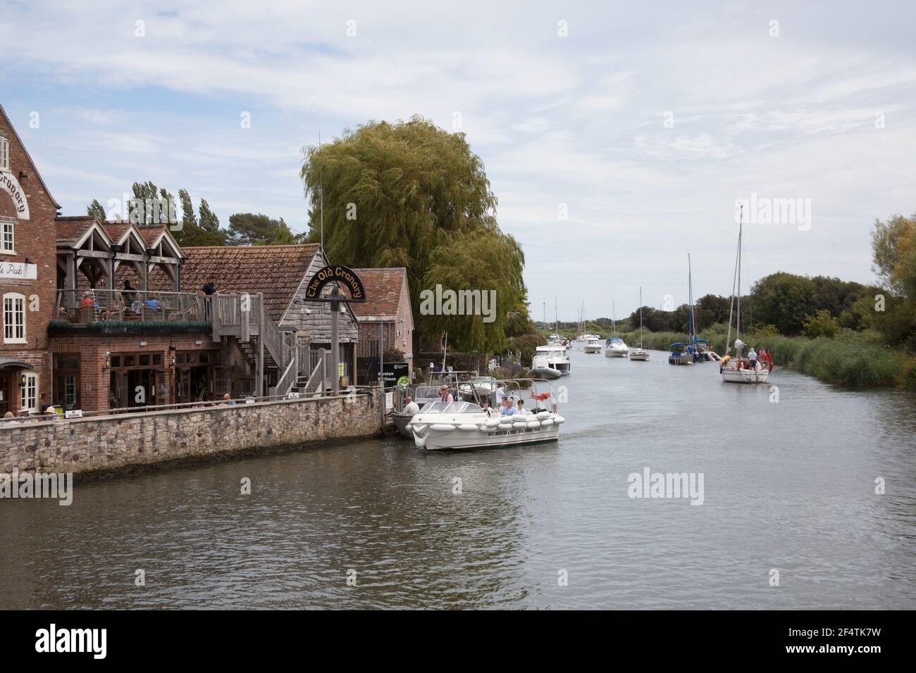 Ein Boot auf dem Fluss Frome in Wareham, Dorset, Großbritannien, aufgenommen am 23. Juli 2020 Stockfoto