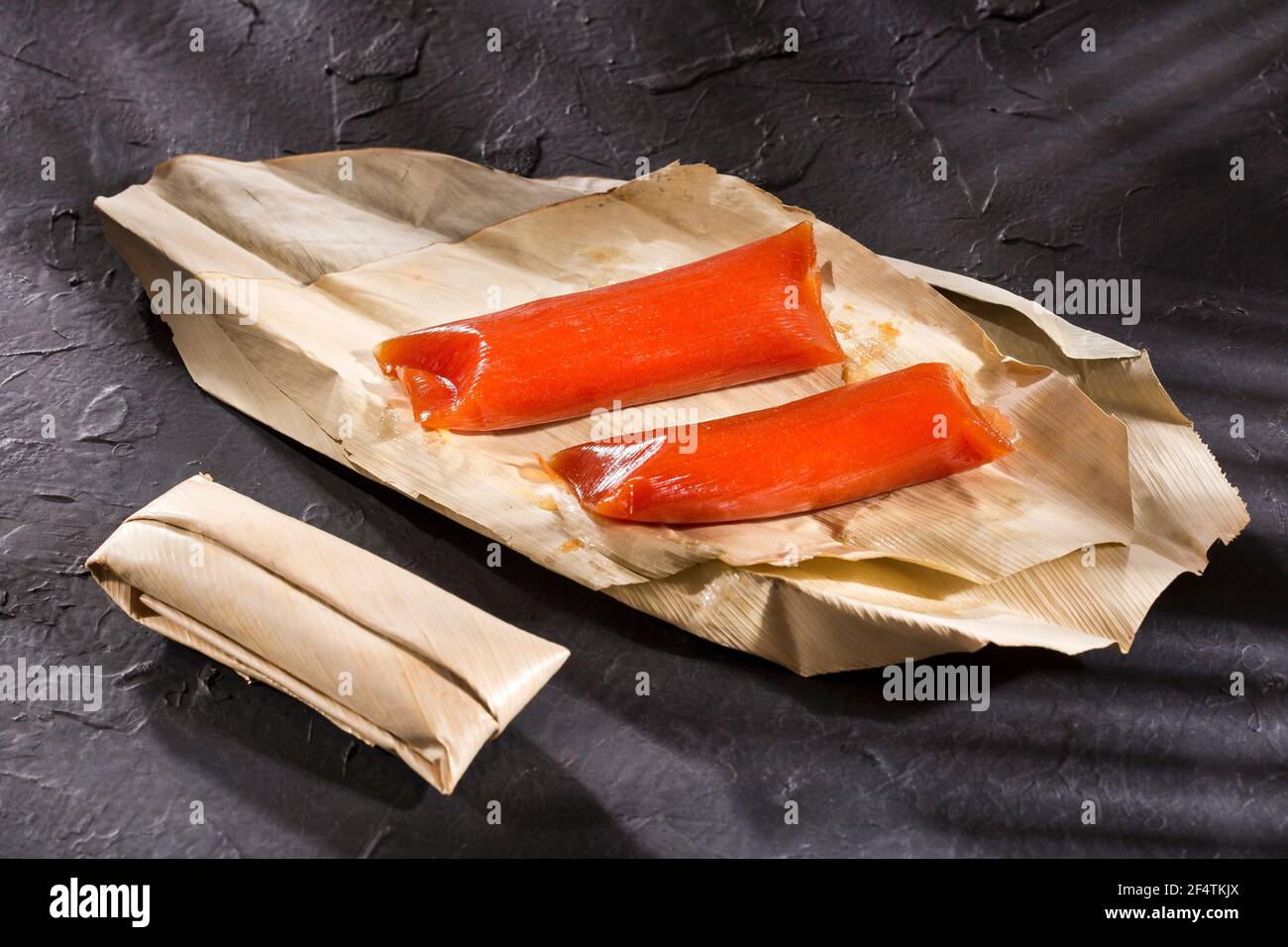 Brasilianisches Dessert Goiabada mit frischem Goiaba auf Holztisch - Psidium guajava Stockfoto