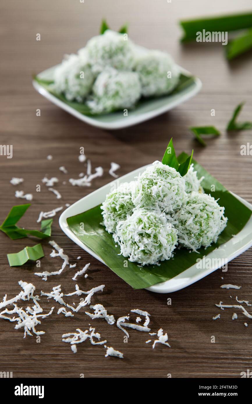 onde-onde aus klejeweidem Reismehl hergestellt und mit braunem Zucker gefüllt, der mit geriebener Kokosnuss bedeckt ist. Stockfoto