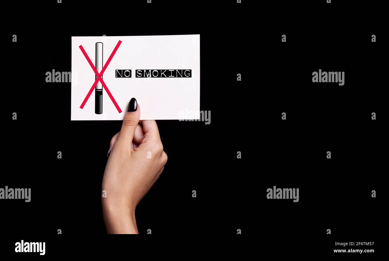 Rauchverbot Konzept mit einer Hand hält ein Stück Papier und Text Stockfoto
