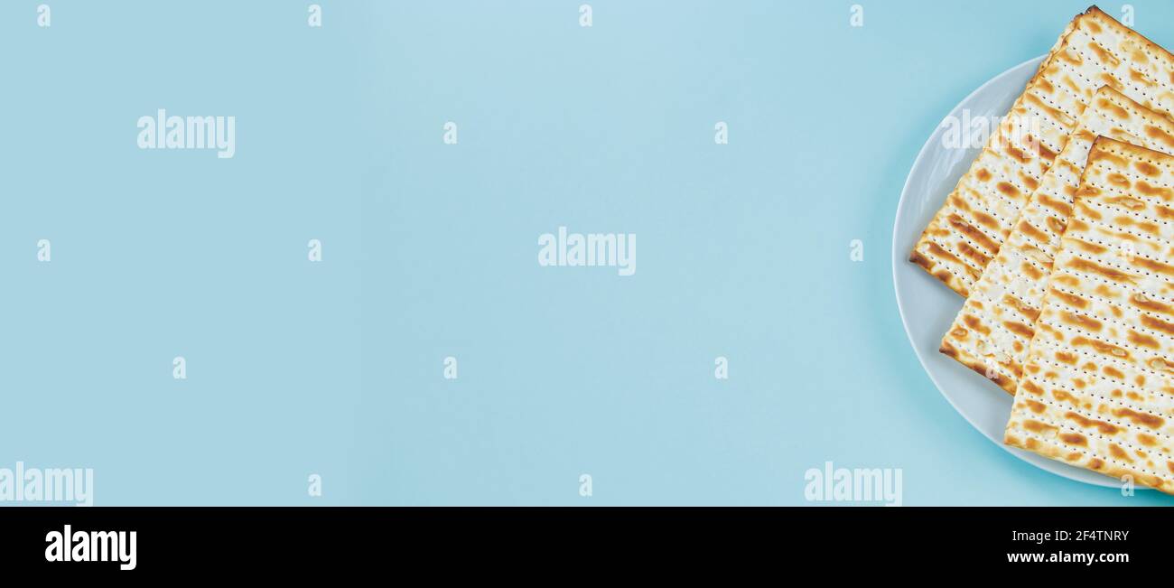 Glückliches Pessach-Banner. Matzo auf blauem Hintergrund. Traditionelles jüdisches Essen für Pesach. Speicherplatz kopieren. Stockfoto