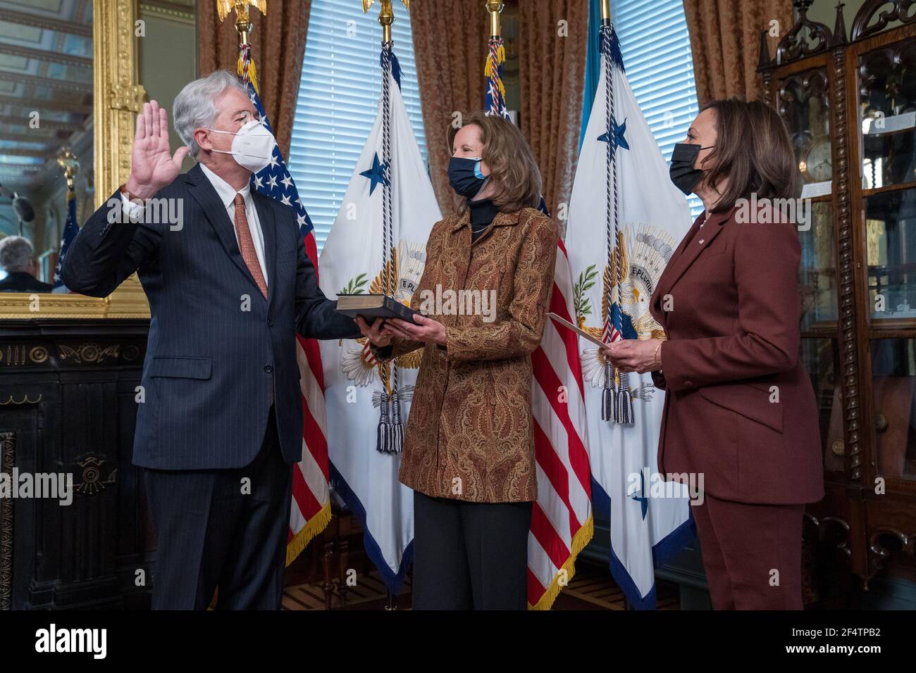 Washington, Usa. März 2021, 23rd. Vizepräsident Kamala Harris schwört am Dienstag, den 23. März 2021, feierlich Botschafter William Burns als Direktor der Central Intelligence Agency (CIA) im Eisenhower Executive Office Building in Washington, DC. Burns Frau Lisa Carty hält die Bibel. Pool Foto von Ken Cedeno/UPI Kredit: UPI/Alamy Live Nachrichten Stockfoto