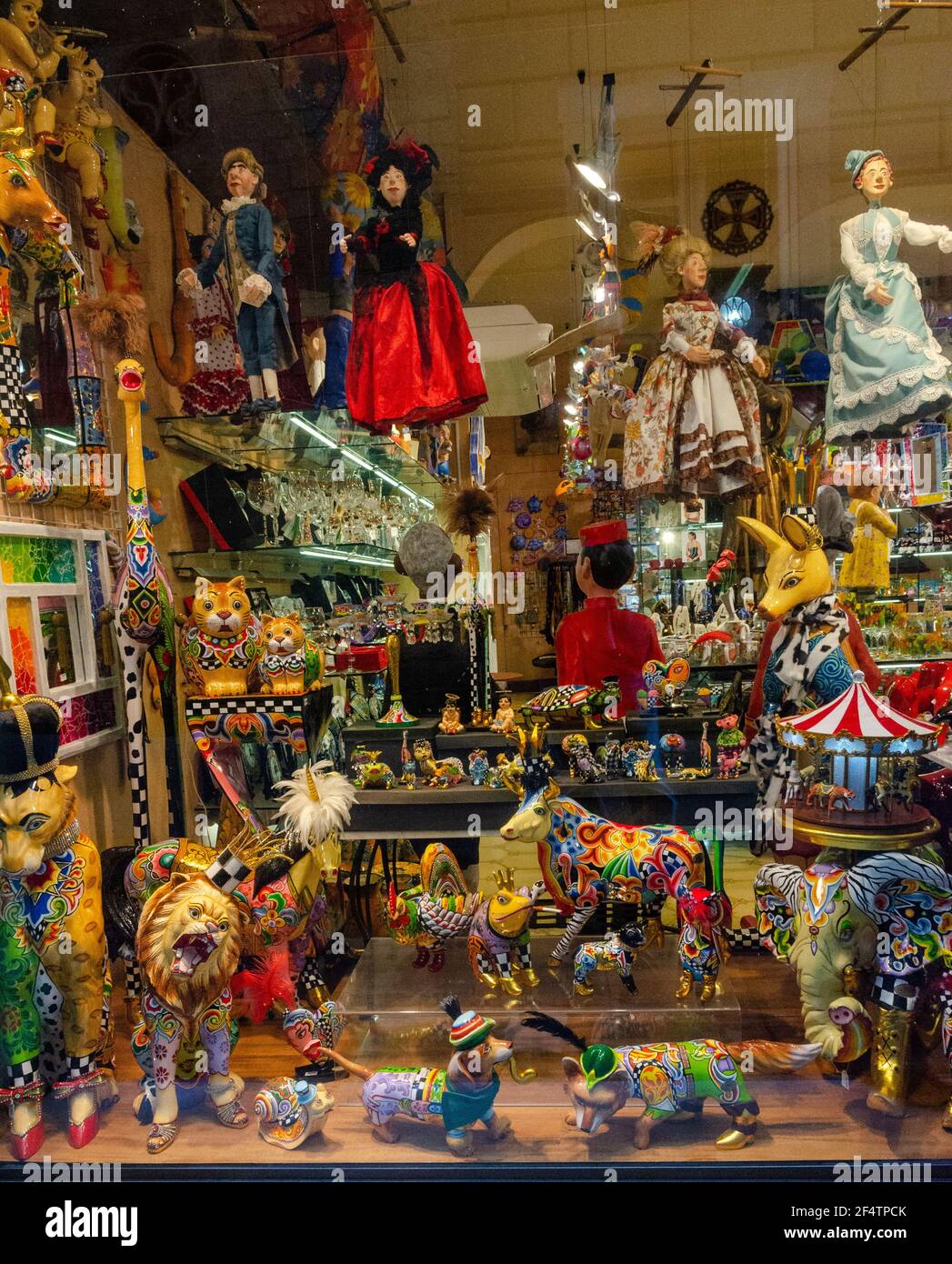 Schaufenster mit traditionellen Puppen und Spielzeug im Souvenirladen in Barcelona, Spanien. Stockfoto