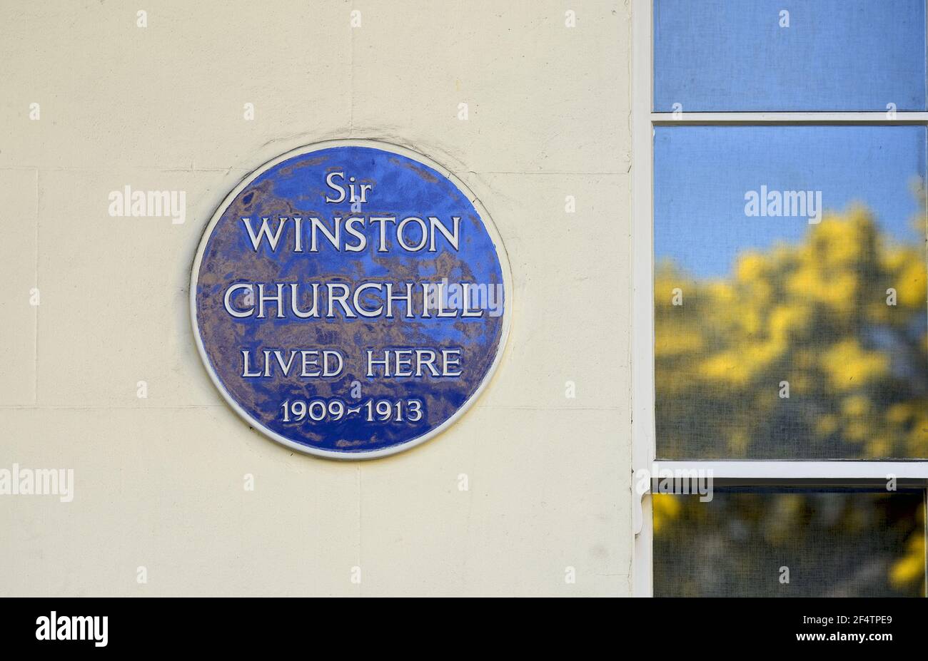 London, Großbritannien. Gedenktafel: 'Sir Winston Churchill lebte hier 1909-1913' auf dem 34 Eccleston Square Stockfoto