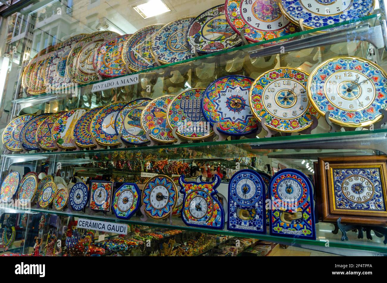Bunte Mosaik Uhr Souvenirs im Gaudi Stil, Barcelona, Spanien. Kunstkeramik  Stockfotografie - Alamy