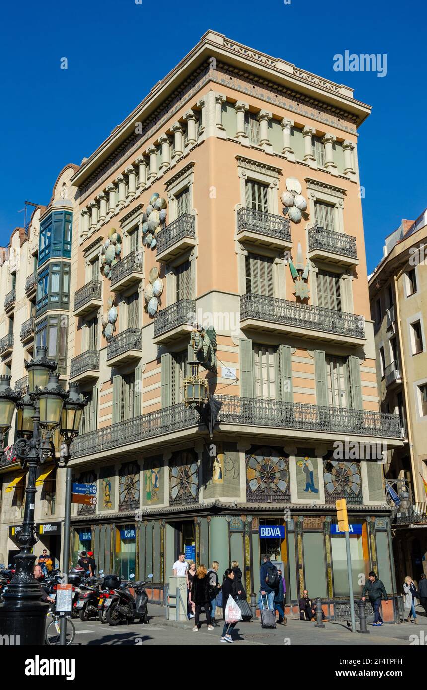 Blick auf Casa Bruno Cuadros (Casa dels Paraigües, Haus der Sonnenschirme), ein Haus von Josep Vilaseca und ehemaligen Regenschirmladen gebaut, Beispiel Jugendstil Stockfoto