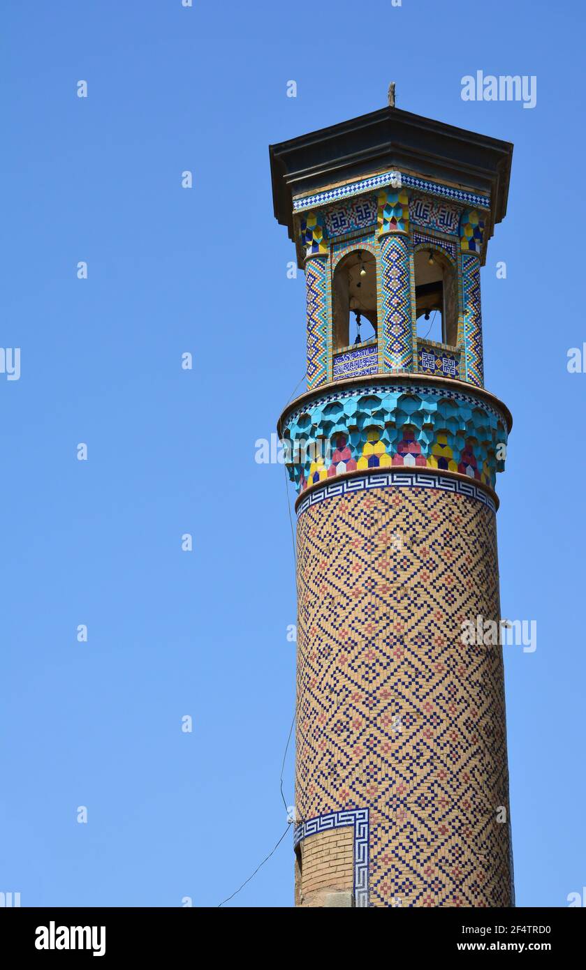 Die atemberaubende Shah Cheragh ('Kaiser des Lichts') Moschee, bekannt für ihre spektakulären Spiegel-Fliesenarbeiten (Aina-Kari). Ein Minarett. Stockfoto