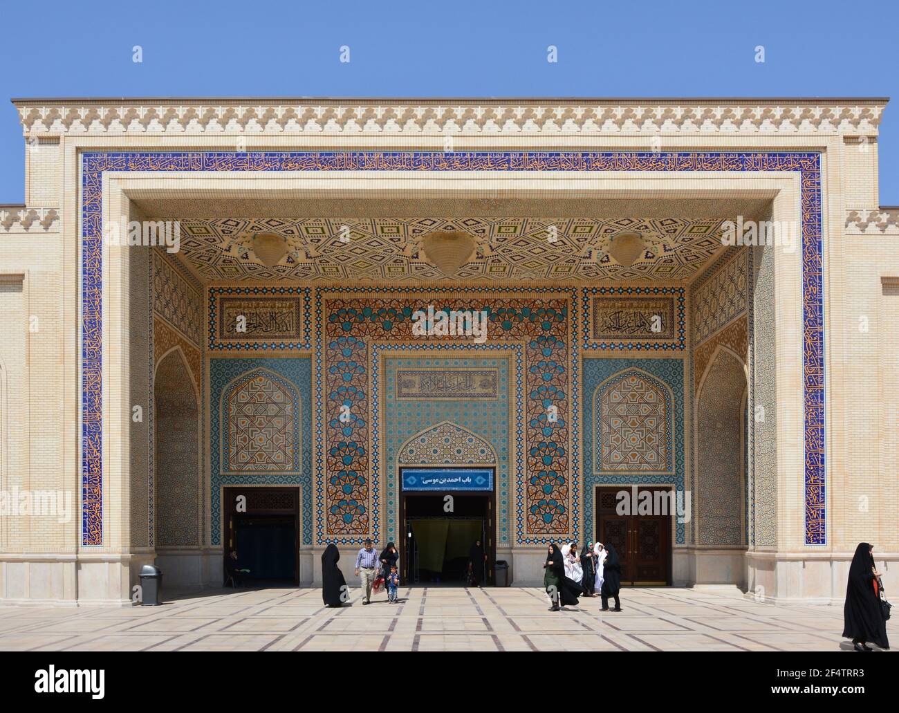 Die atemberaubende Shah Cheragh ('Kaiser des Lichts') Moschee, bekannt für ihre spektakulären Spiegel-Fliesenarbeiten (Aina-Kari). Blick in den geschlossenen Hof. Stockfoto