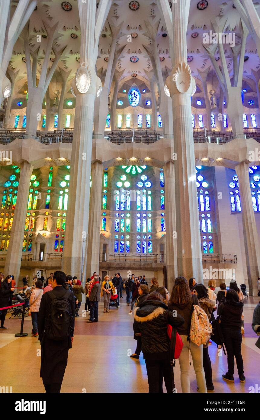 Detail des Innenraums der Kathedrale von La Sagrada Familia, entworfen von Gaudi, Barcelona, Spanien. Stockfoto