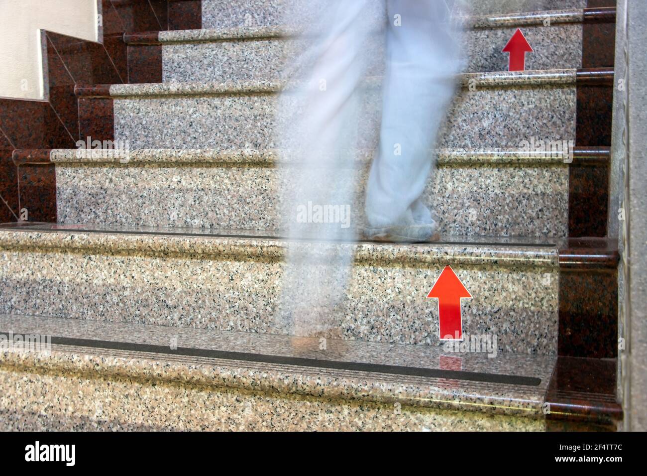 Bewegung verschwommen Beine steigen die Treppe. Stockfoto
