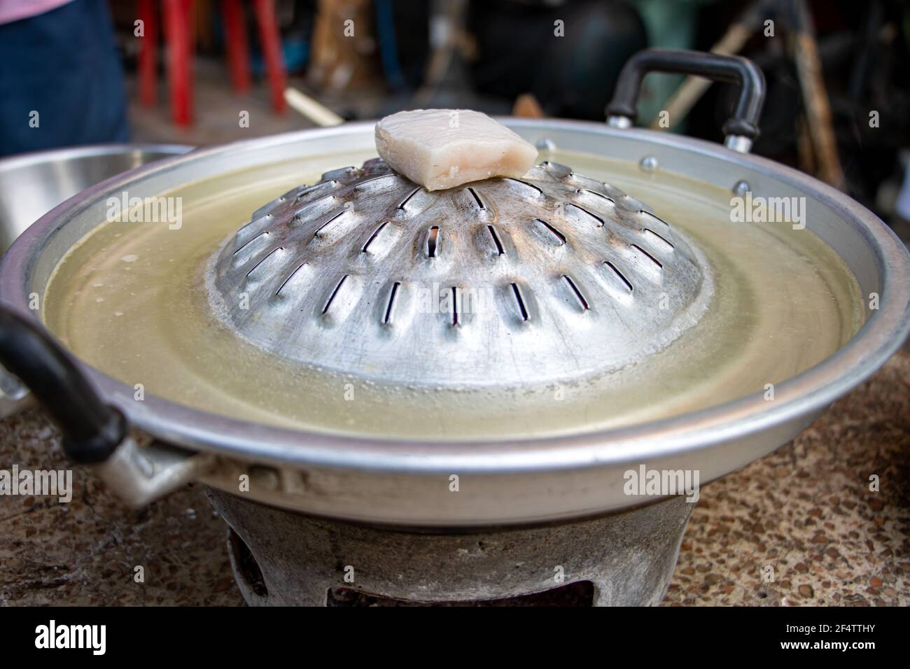 Der Würfel des Fettes wird in einer heißen Pfanne zum Grillen im Thai Barbecue Style aufgelöst. Stockfoto